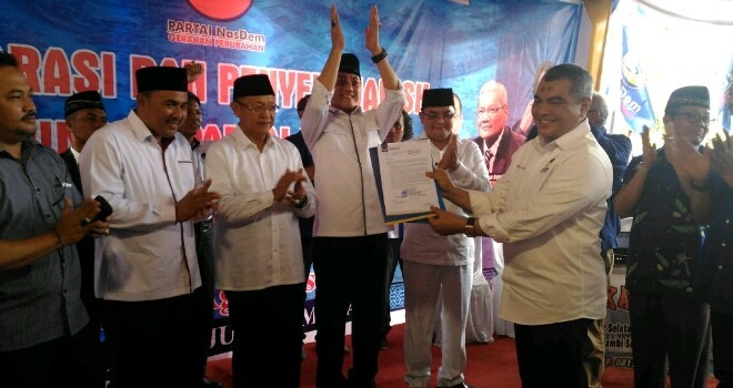 Pasangan calon CE-Hilal dan Pasangan Idola saat menerima rekomendasi dukungan dari Ketua DPW NasDem Provinsi Jambi Agus S Roni beberapa waktu lalu. PPP juga sudah memberikan dukungan ke dua pasangan ini