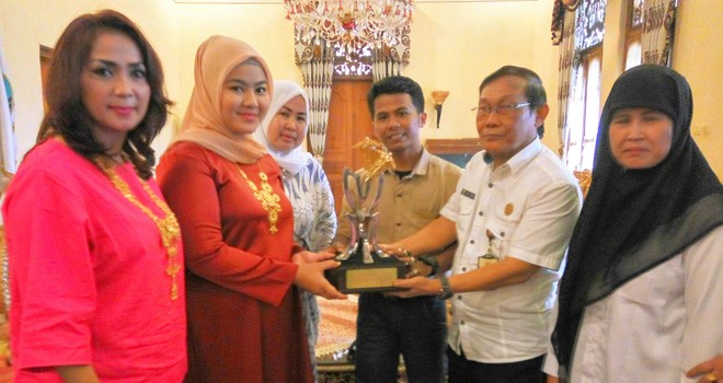 Penghargaan Karya Terbaik (Pemenang Pertama) Perhiasan tradisional buatan tangan (hand made).