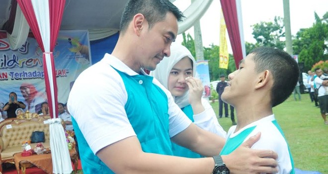 Zumi Zola bersama istri Sherin Tharia dalam kegiatan One Day For Children (satu hari untuk anak-anak).