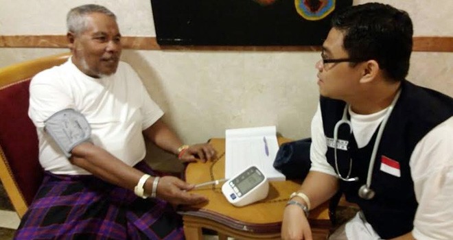 Salah seorang jamaah mendatangi Posko Kesehatan Kloter 16 untuk memeriksakan kesehatannya.