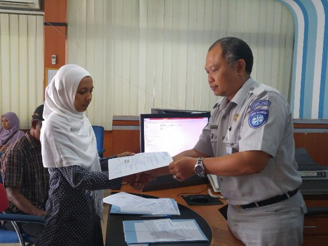 Kepala Jasa Raharja (persero) cabang Jambi menyerahkan santunan kepada ahli waris korban.