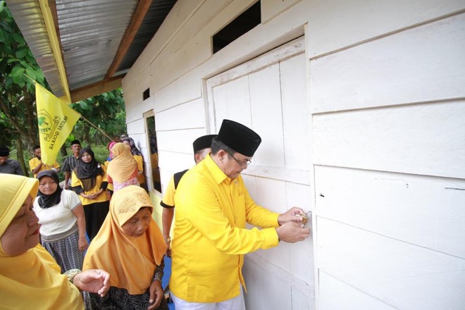 IW membuka kunci ruma Mbah Sutinem