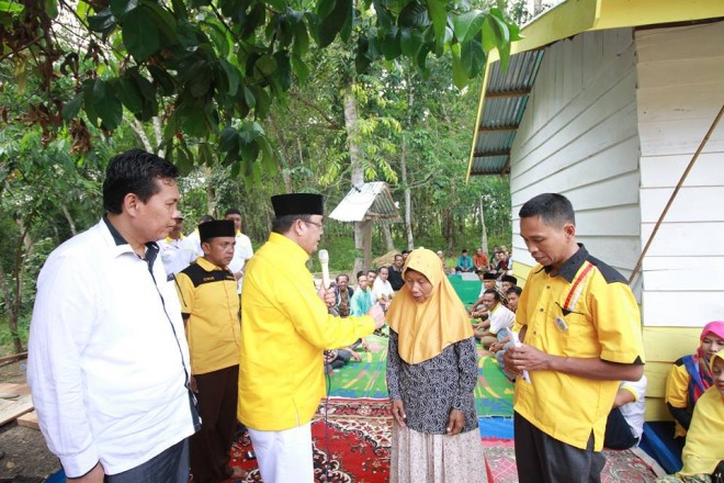 Mbah Sutinem menerima kunci rumah dari IW