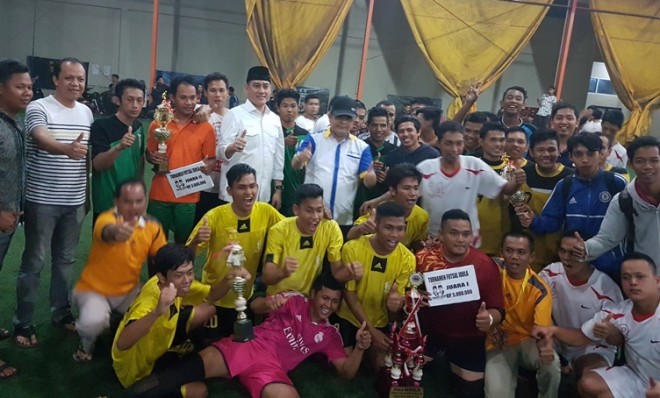 Pasangan Idola bersama tim yang meraih juara I futsal Idola Muda Bangkit Berjaya Cup