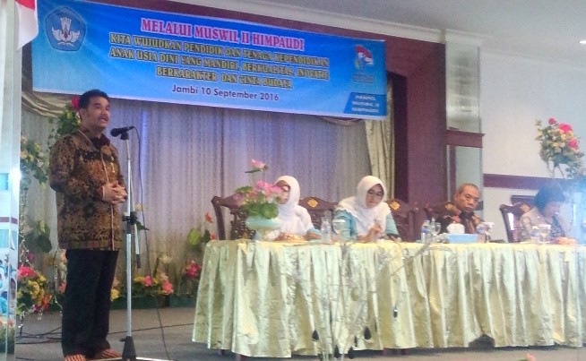 Pimpinan Komisi X yang juga Ketua DPD Gerindra Provinsi Jambi SAH memberi sambutan di acara Muswil Himpaudi di Jambi (10/9)