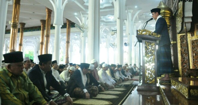 Sholat Idul Adha 1437 H di Masjid Agung Al-Falah, Gubernur Jambi Zumi Zola.