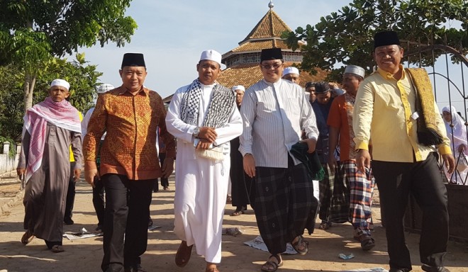 IW bersama tokoh masyarakat Desa Tangkit Baru usai menunaikan Sholat Ied. Rakayan Idul Adha di Tangkit, IW: Saya Bahagia dan Bersyukur Bisa Beridul Adha Bersama Warga