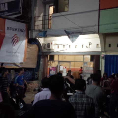 Puluhan warga saat mendatangi salah satu warnet di Simpang Rimbo.