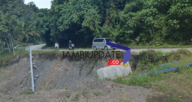 Jalan menuju Kerinci di Kecamatan Pangkalan Jambu, Kabupaten Merangin.