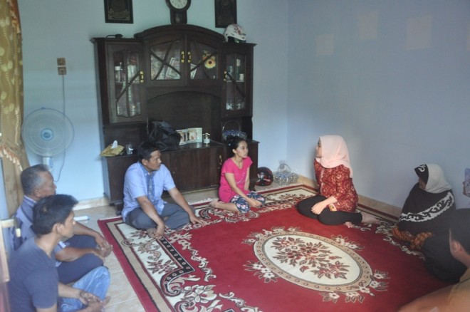 Sherrin Tharia Zola, saat mengunjungi keluarga yang ditinggalkan Aliya Zipara Humaira.