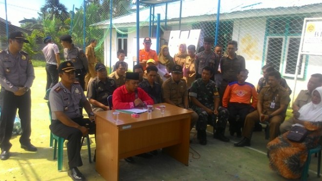 Wabup (baju merah) didampingi Kapolres, Sekcam, Babinsa, Kepala SKPD terkait dan warga yang rumahnya terbakar.