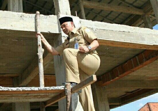 Wal Kota Jambi, Sy Fasha tinjau pekerjaan fisik di seberang.