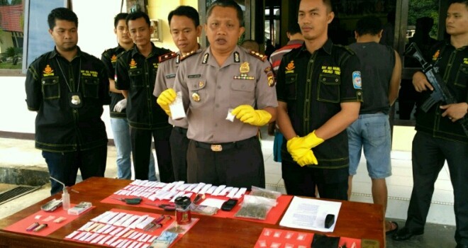 Kapolres Tebo, AKBP Aman Guntoro, saat melakukan pres release di Mapolres Tebo.