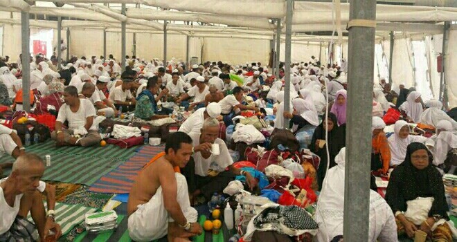 Jamaah haji Jambi saat berada di tenda di Mina sambil menunggu waktu untuk melempar Jumroh.