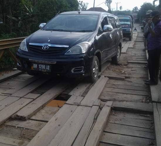 Jembatan di Desa Muara Mensao yang terancam putus.