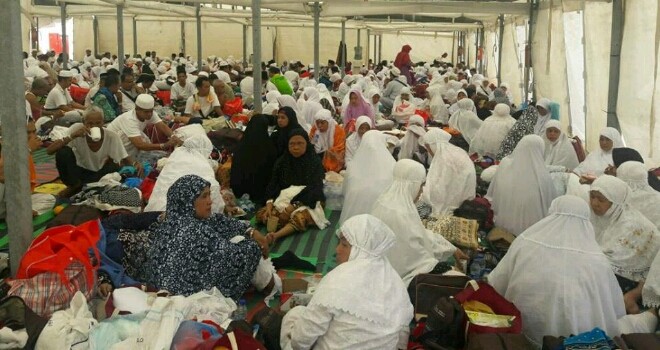 Jamaah haji asal Jambi saat istirahat di tenda sebelum menyelesaikan prosesi haji di Armina.