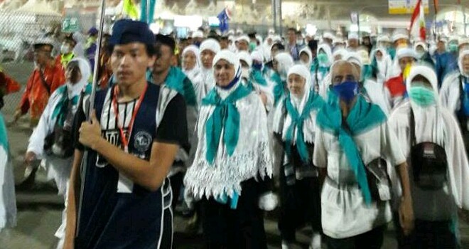 Jamaah haji saat mengambil batu untuk melempar jumroh kemarin.