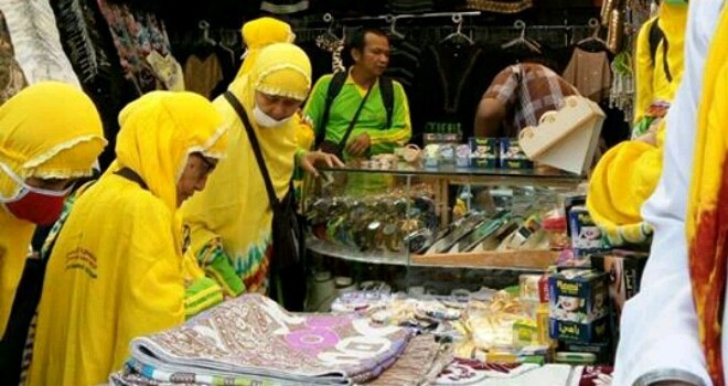 Walaupun masih ada rukun dan wajib haji yang belum dikerjakan, tetapi jamaah haji sudah belanja oleh-oleh.