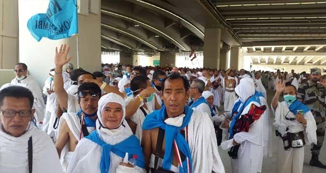 Jamaah haji asal Jambi saat melaksanakan lempar jumroh terakhir sebelum kembali ke Makkah.