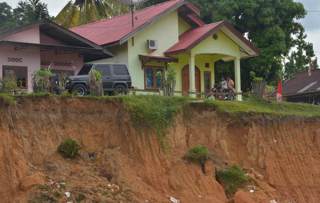 Lokasi rumah warga yang tanahnya terus longsor di Paal V Kotabaru Jambi. 