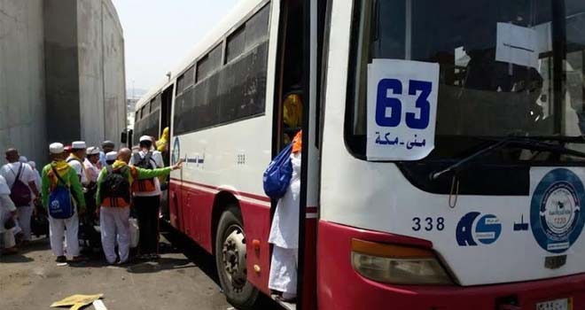 Jamaah haji saat berangkat menuju Kota Makkah untuk melaksanakan Thawaf Ifadah.