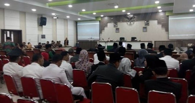 Suasana saat pelantikan pejabat eselon III dan IV di Ruang Pola, Jumat (16/9).