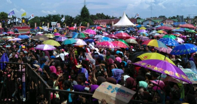 Ribuan Warga di acara Deklarasi pasangan Idola.