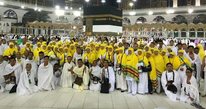Jamaah haji foto bersama di Kaâ€™bah usai melaksanakan umroh.