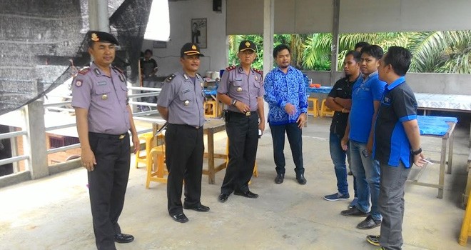 Wakapolres Paling Ujung Kanan dan Sejumlah Wartawan.