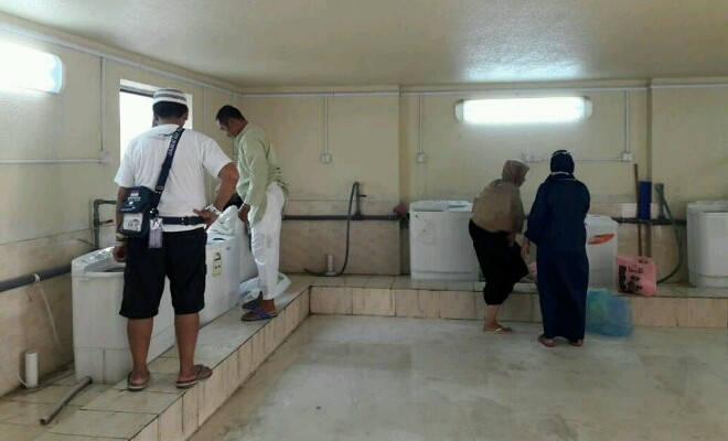 Jamaah haji saat mencuci pakaianya sendiri disela-sela kesibukannya di pemondokan.