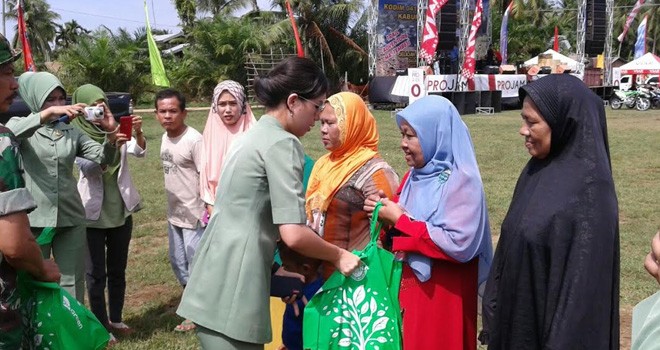 Pemberian Paket Sembako.