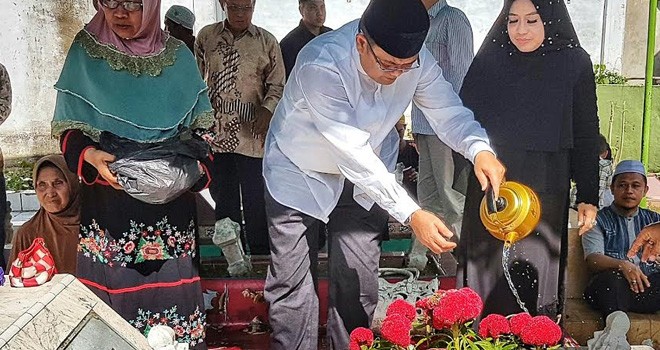 Ivan Wirata berziarah ke makam orang tuanya.