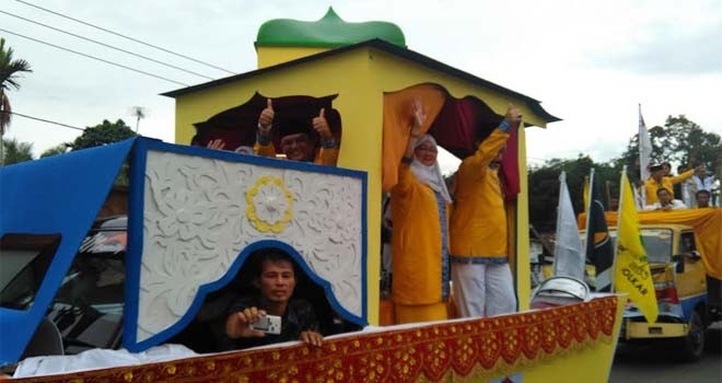 Pasangan Idola menggunakan perahu Kajanglako untuk mendaftar ke Kantor KPU Muarojambi.