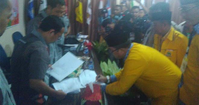 Pasangan Idola saat setelah menyerah berkas pendaftaran di KPU Muarojambi.
