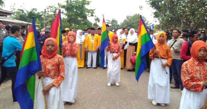 Pasangan Idola dan simpatisan iring-iringan mendaftar ke KPU Muarojambi.