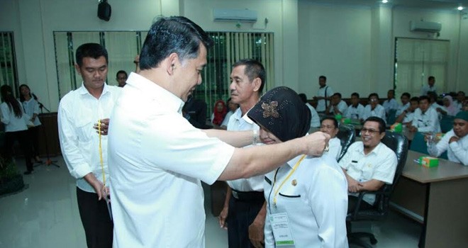 Walikota Syarif Fasha saat mengalungkan tanda peserta sebagai tanda dimulainya pelatihan kompetensi calon pensiunan.