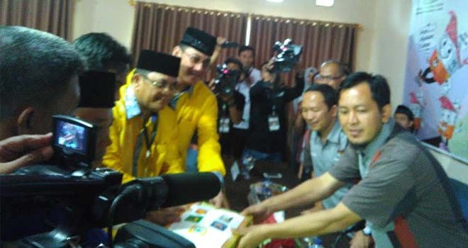 Pasangan Idola saat menyerahkan syarat dukungan ke Kantor KPU Muarojambi.