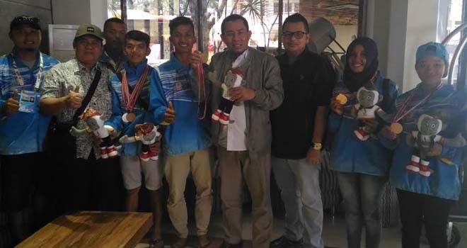 Atlet Cabor Petanque asal jambi saat foto bersama dengan Ketua KONI Provinsi Jambi HA Rahman dan tokoh muda Jambi Kemas Faried