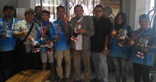 Atlet Cabor Petanque asal jambi saat foto bersama dengan Ketua KONI Provinsi Jambi HA Rahman dan tokoh muda Jambi Kemas Faried