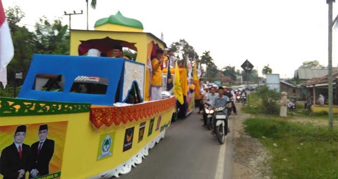 Pasangan Idola dan simpatisan konvoi mendaftar ke Kantor KPU Muarojambi.