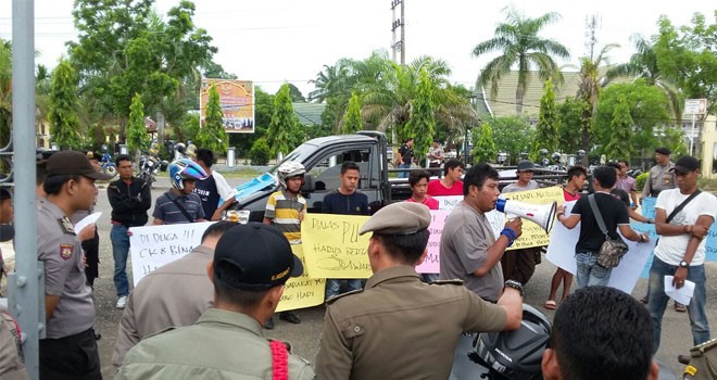 LP3TKJ saat melakukan aksi unjuk rasa.