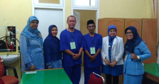 Sukandar bersama Syahlan saat menjalani tes kesehatan di RSUD Raden Mattaher Jambi, Kamis (22/9).