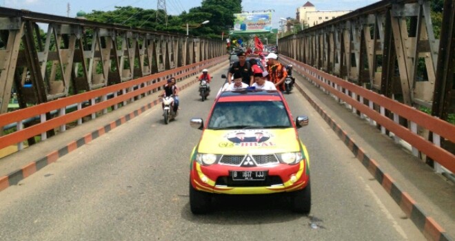 Ribuan masa mengantar Cek Endra dan kandidat wakilnya Hillalatil Badri (CE-Hillal), mendaftar ke KPU Sarolangun.