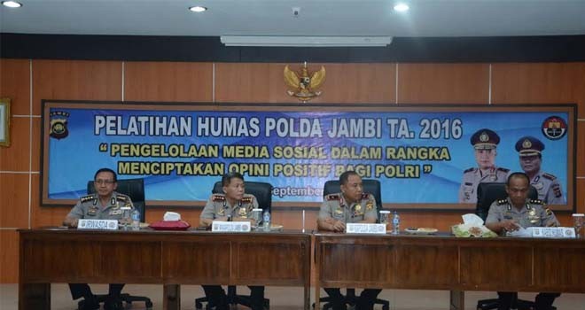 Bidang Humas Polda Jambi saat menggelar pelatihan fungsi kehumasan.