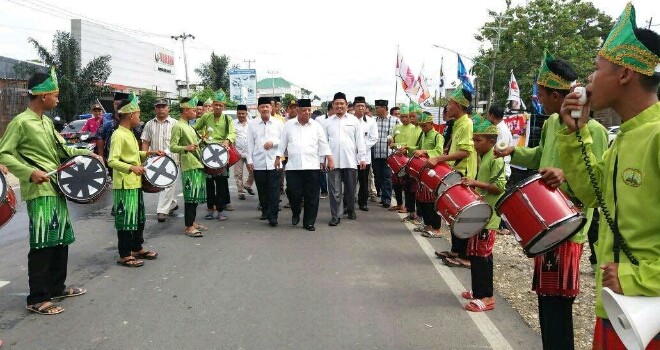 H Muhammad Madel dan kandidat wakil Musharsyah, datang ke KPU Sarolangun.