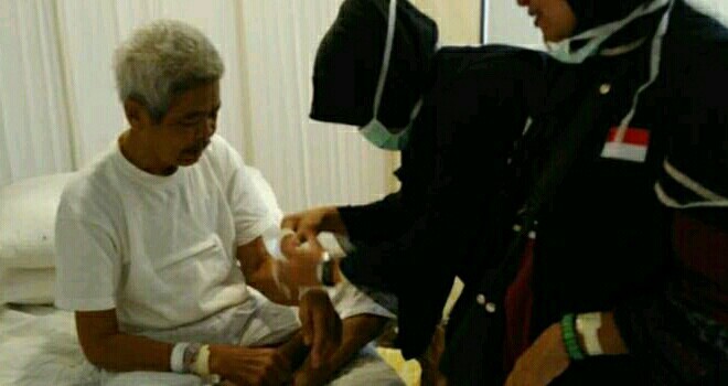 Sebelum jamaah diberangkatan ke Madinah, maka tim kesehatan kloter memeriksakan kesehatan jamaah haji di pemondokan.