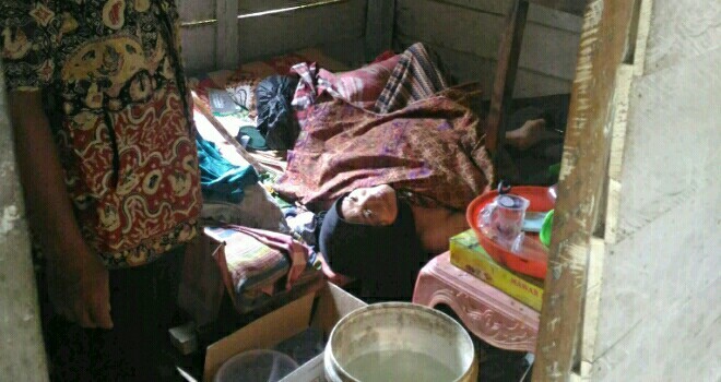 Nenek Saripah yang terbaring lemas.