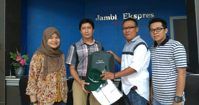 Regional Project Manager (RPM) Tanoto Foundation Wilayah Jambi Dendi Satria Buana menyerahkan support untuk Guru Favorit Jambi Ekspres diterima oleh Pimred Jambi Ekspres Pirma Satria di dampingi Manager Event dan Bisnis Dona Piscesika dan Ketua Panitia Guru Favorit Wisman Wazir.