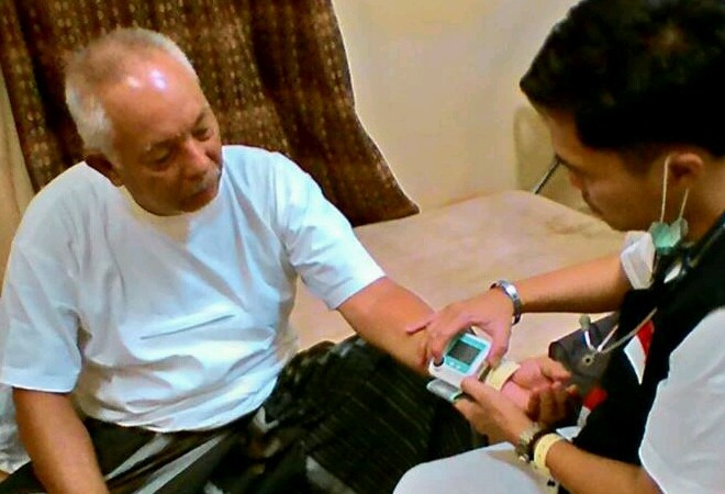 Jemaah haji saat diperiksa petugas kesehatan.