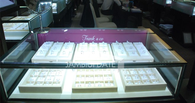Jejeran berlian yang dipamerkan oleh Frank & Co di Swiss Belhotel, mulai Sabtu (24/9) kemarin. (Foto : M SODIK/JE)